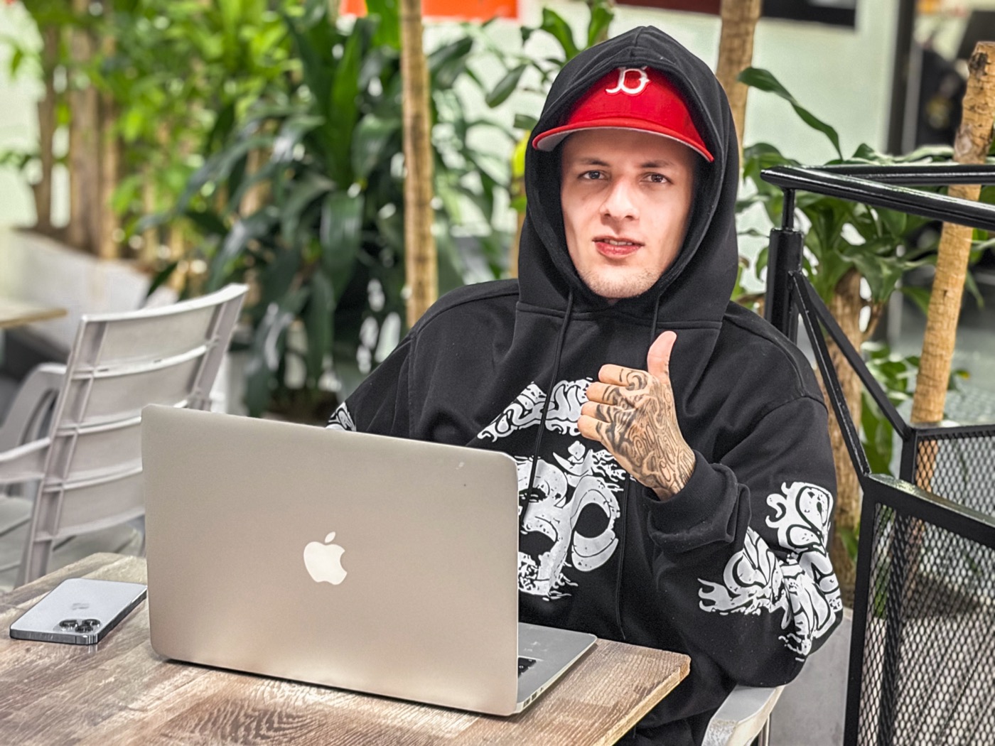 Emanuel editando